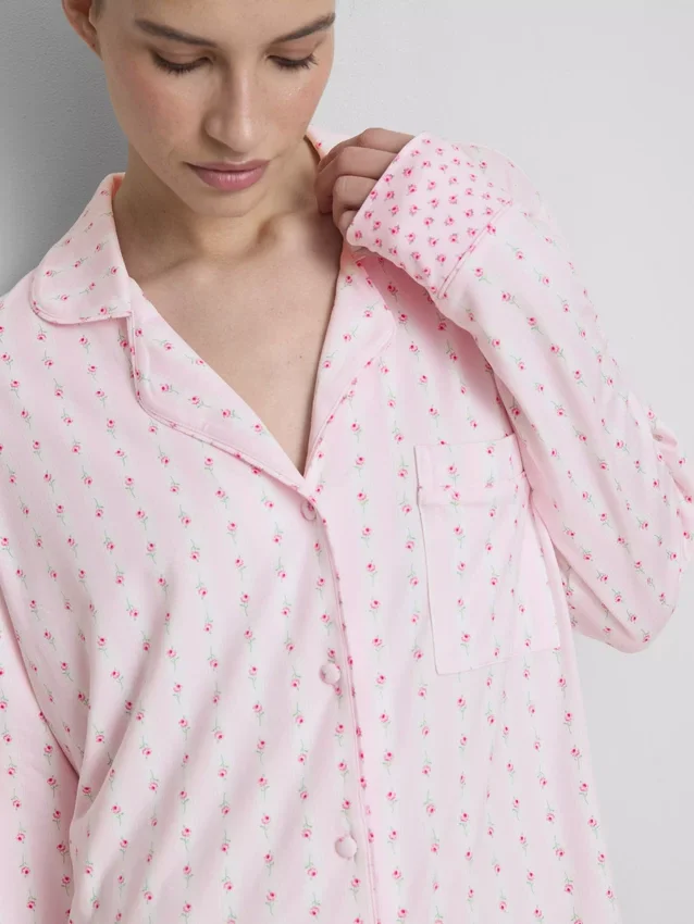 Camisola de dormir estilo boyfriend com padrão floral