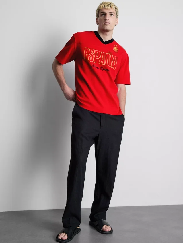 Camisola de futebol com grafismo da Espanha