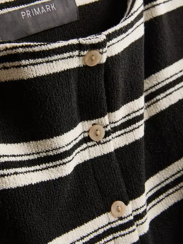 Camisola de malha às riscas com botões da Paula Echevarría