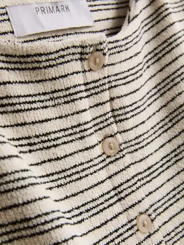 Camisola de malha às riscas com botões da Paula Echevarría