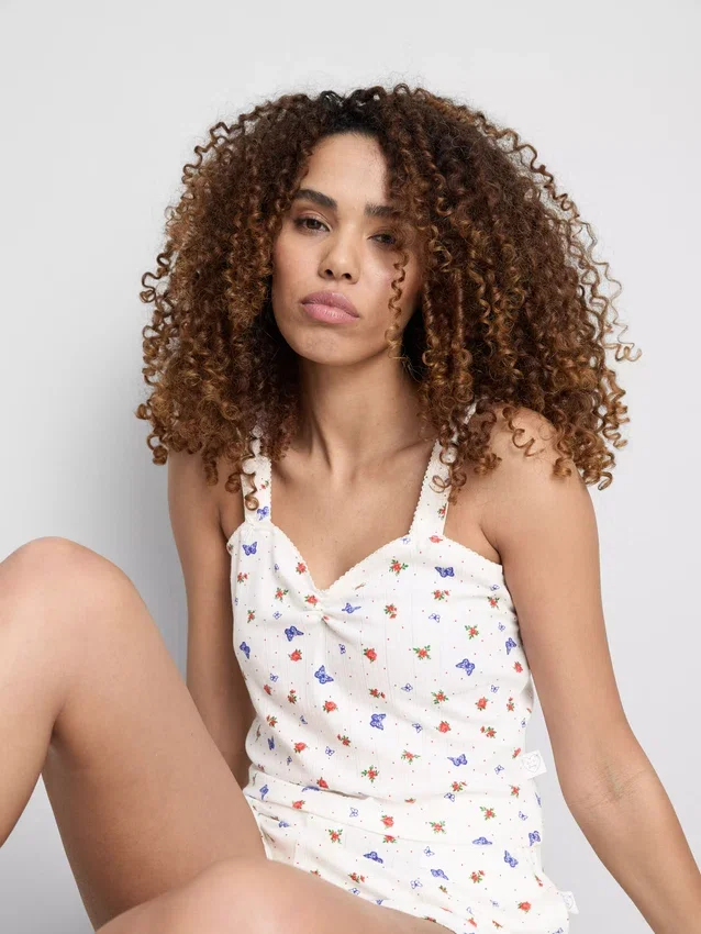 Camisola de pijama com padrão de borboletas em malha canelada