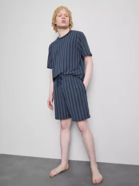 Camisola de pijama às riscas