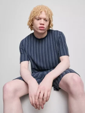 Camisola de pijama às riscas