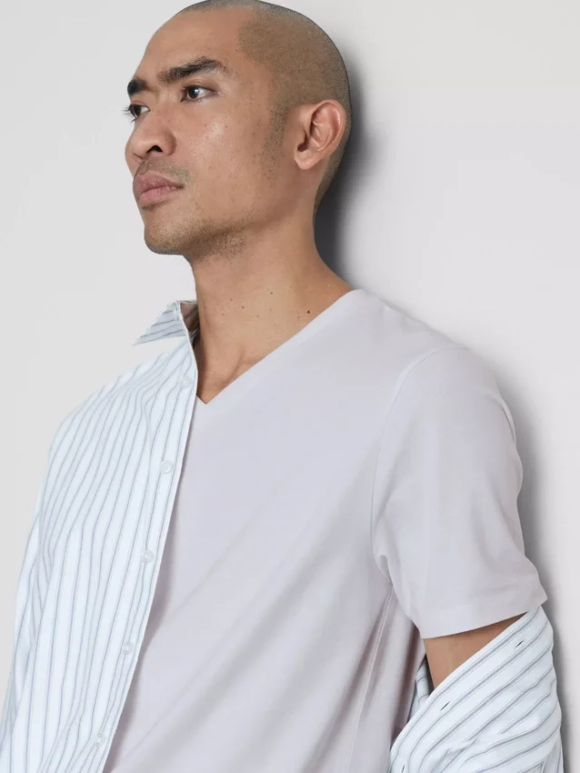 Camisola elástica de corte justo com decote em V
