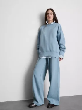 Camisola oversized com ombros caídos