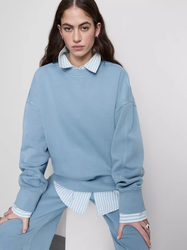Camisola oversized com ombros caídos