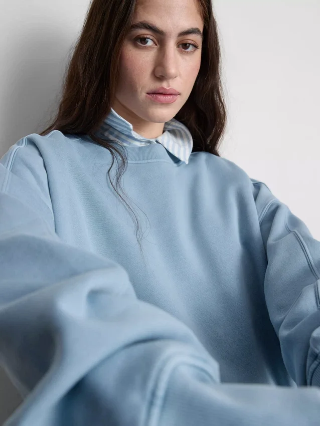 Camisola oversized com ombros caídos