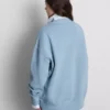 Camisola oversized com ombros caídos