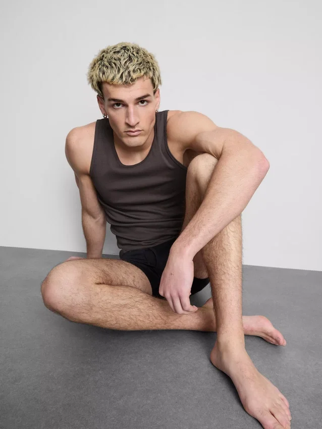 Camisola sem mangas com corte justo e canelado