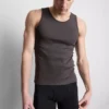 Camisola sem mangas com corte justo e canelado