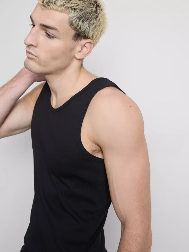 Camisola sem mangas com corte justo e canelado