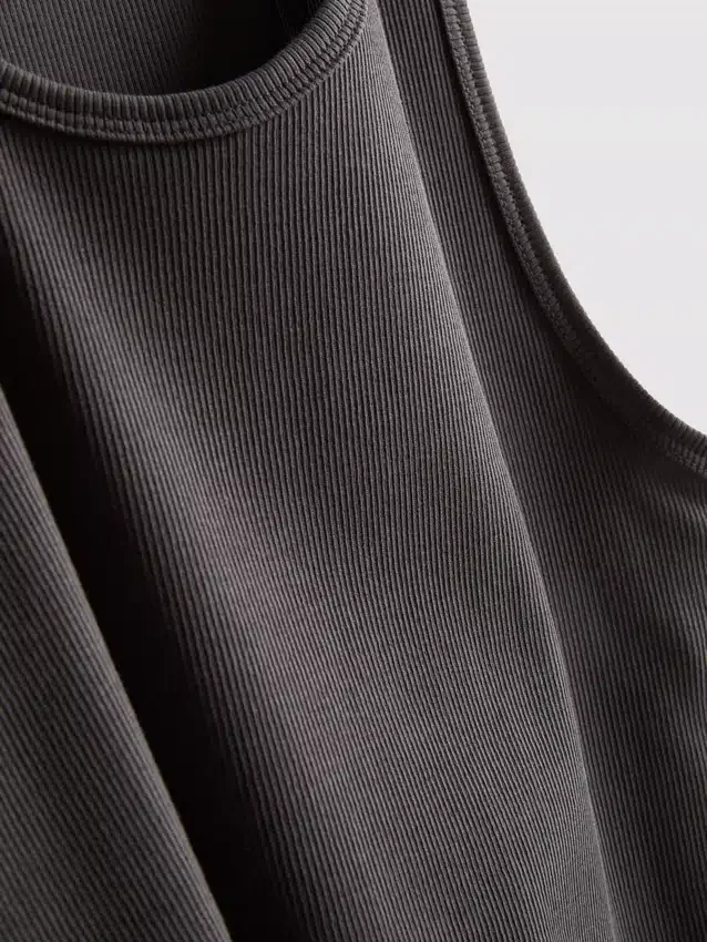 Camisola sem mangas com corte justo e canelado