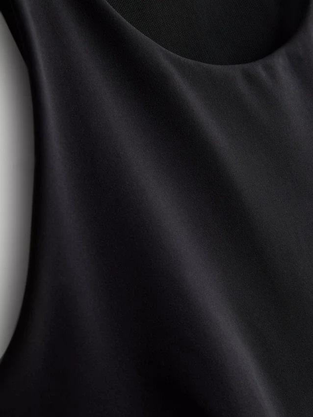 Camisola sem mangas com costas em forma de «racerback» da BodySculpt