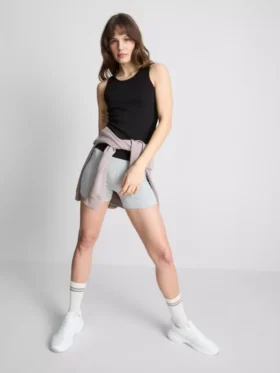 Camisola sem mangas com costas em forma de «racerback» e canelado, rica em algodão