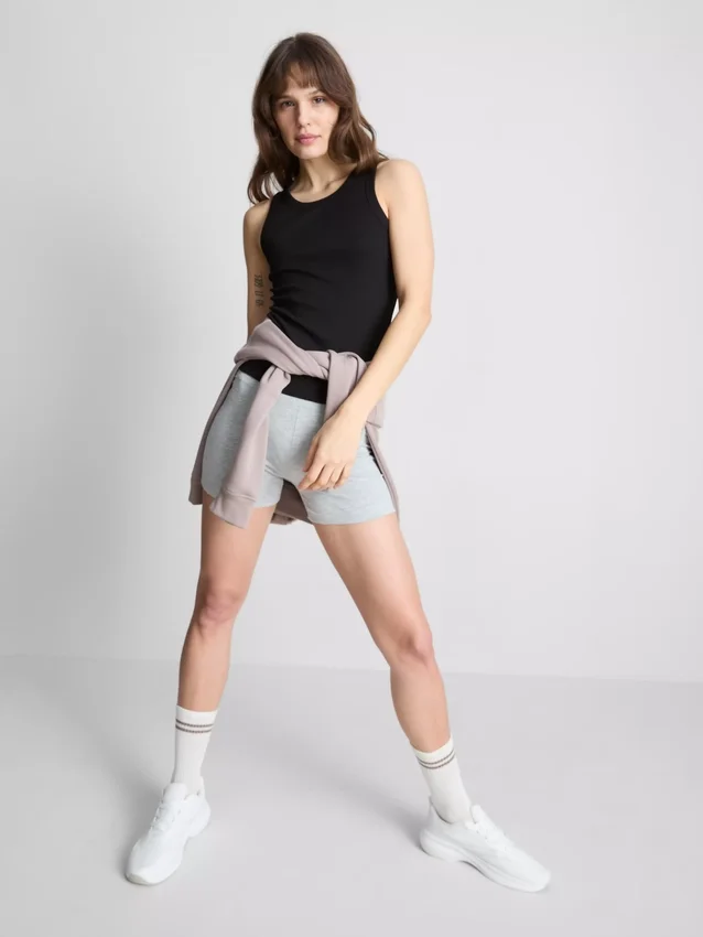 Camisola sem mangas com costas em forma de «racerback» e canelado, rica em algodão