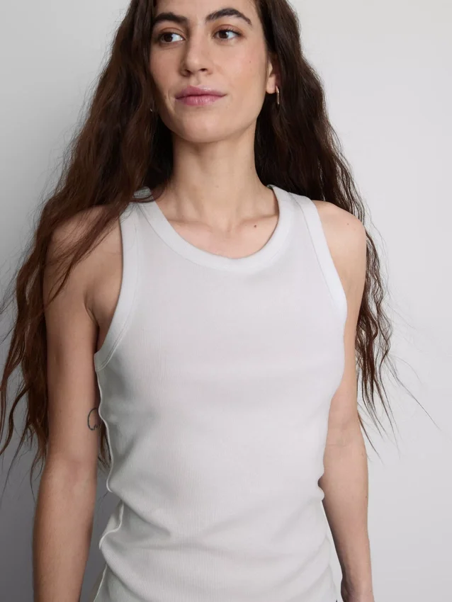 Camisola sem mangas com costas em forma de «racerback» e canelado, rica em algodão
