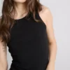 Camisola sem mangas com costas em forma de «racerback» e canelado, rica em algodão