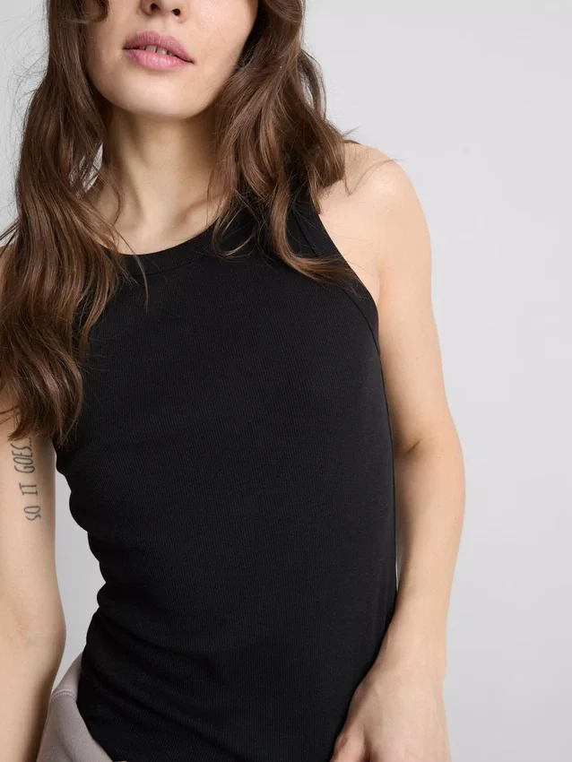 Camisola sem mangas com costas em forma de «racerback» e canelado, rica em algodão