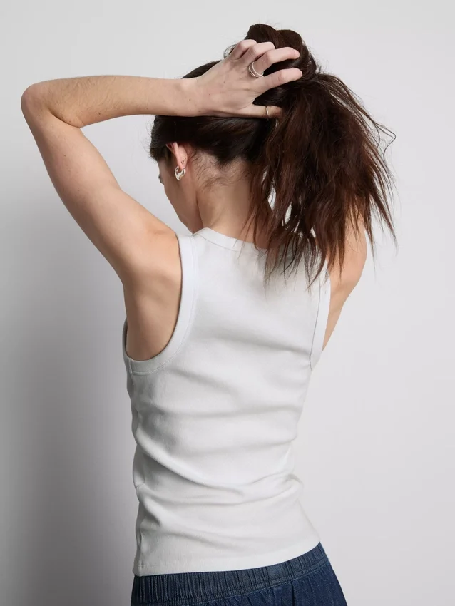 Camisola sem mangas com costas em forma de «racerback» e canelado, rica em algodão