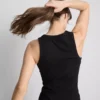 Camisola sem mangas com costas em forma de «racerback» e canelado, rica em algodão