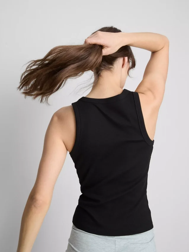 Camisola sem mangas com costas em forma de «racerback» e canelado, rica em algodão