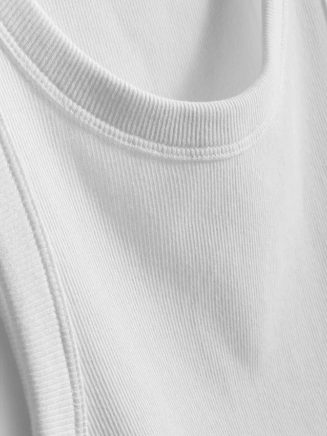 Camisola sem mangas com costas em forma de «racerback» e canelado, rica em algodão