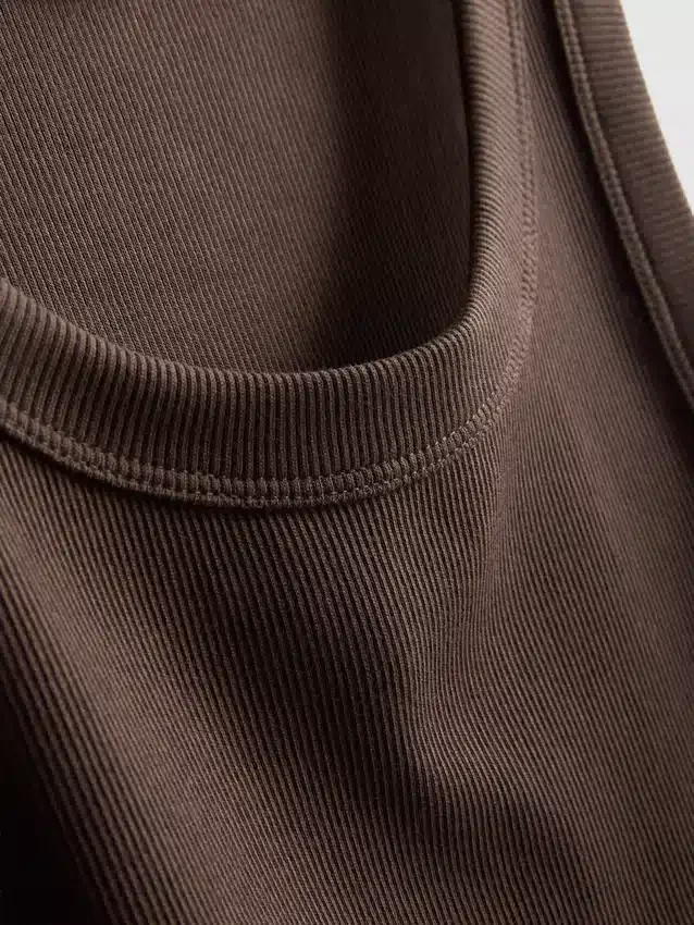 Camisola sem mangas com costas em forma de «racerback» em tecido canelado com elevada proporção de algodão