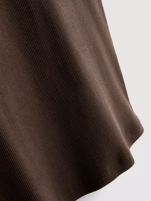 Camisola sem mangas com costas em forma de «racerback» em tecido canelado com elevada proporção de algodão