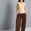 Camisola sem mangas com decote redondo e costas em estilo «racerback»