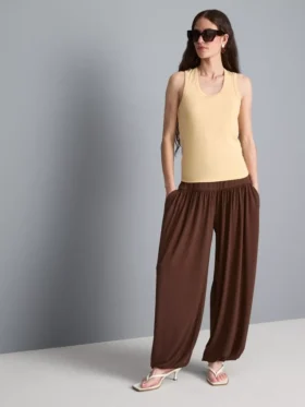 Camisola sem mangas com decote redondo e costas em estilo «racerback»