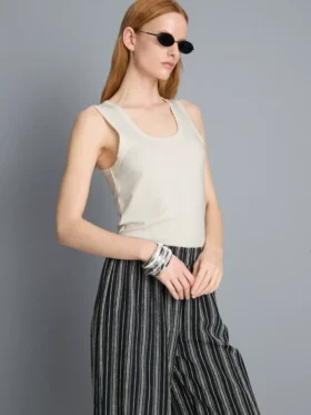 Camisola sem mangas com decote redondo e costas em estilo «racerback»
