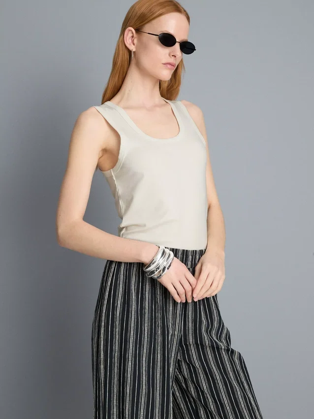Camisola sem mangas com decote redondo e costas em estilo «racerback»