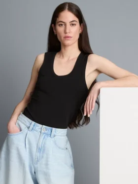 Camisola sem mangas com decote redondo e costas em estilo «racerback»