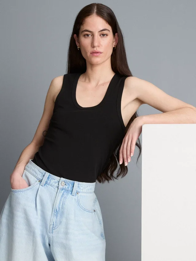 Camisola sem mangas com decote redondo e costas em estilo «racerback»