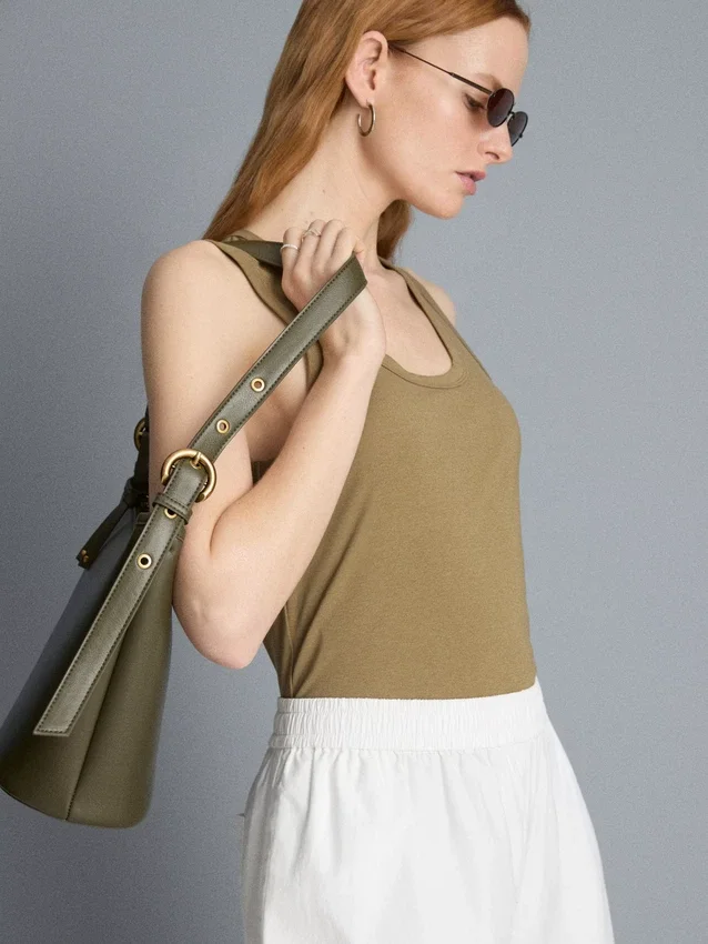 Camisola sem mangas com decote redondo e costas em estilo «racerback»