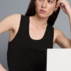 Camisola sem mangas com decote redondo e costas em estilo «racerback»