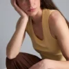 Camisola sem mangas com decote redondo e costas em estilo «racerback»