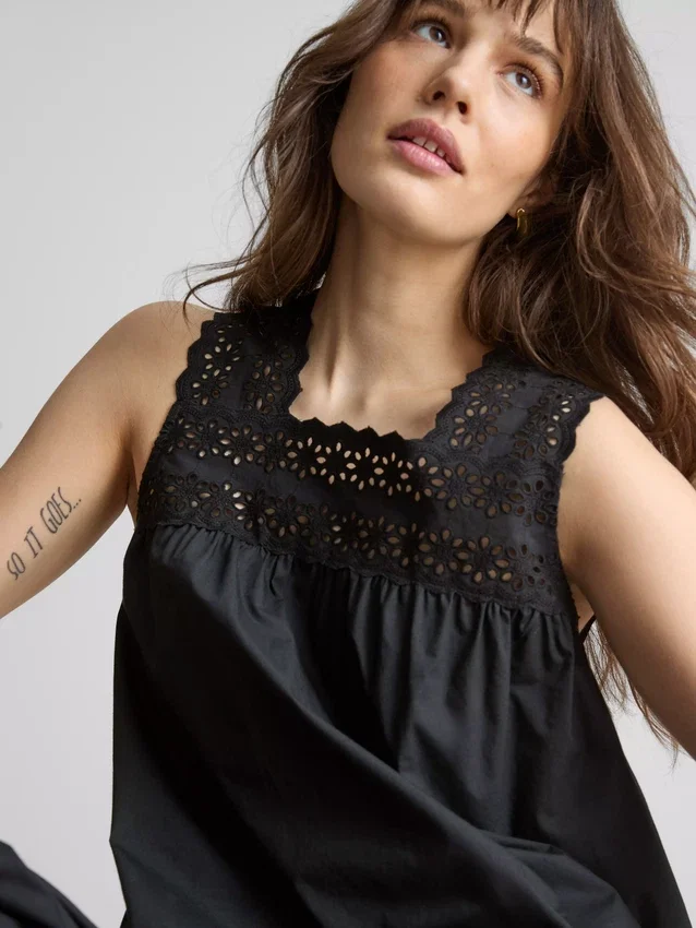 Camisola sem mangas com inserção bordada