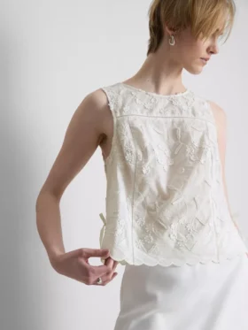 Camisola sem mangas com laço e bordado floral