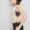 Camisola sem mangas com laço lateral em croché