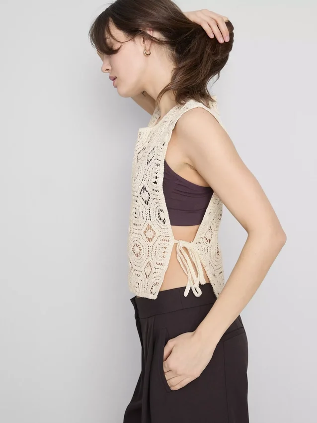 Camisola sem mangas com laço lateral em croché