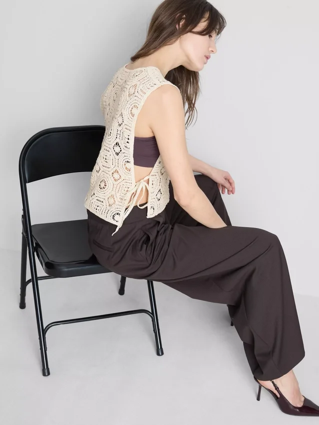 Camisola sem mangas com laço lateral em croché