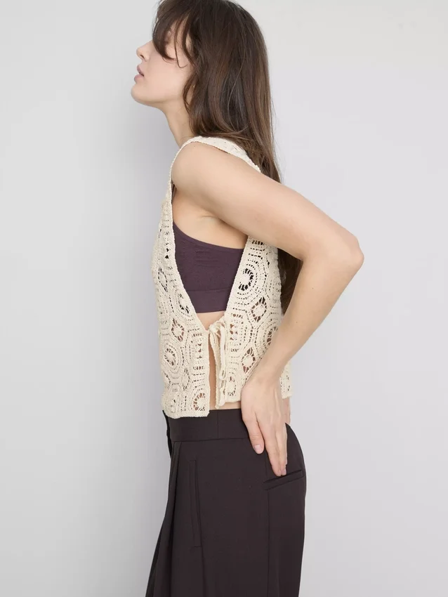 Camisola sem mangas com laço lateral em croché