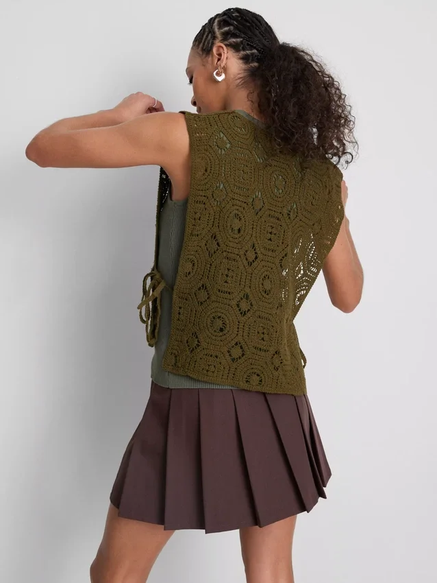 Camisola sem mangas com laço lateral em croché