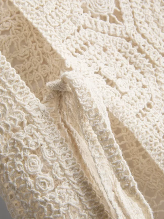 Camisola sem mangas com laço lateral em croché