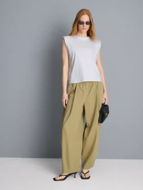 Camisola sem mangas com ombros acolchoados