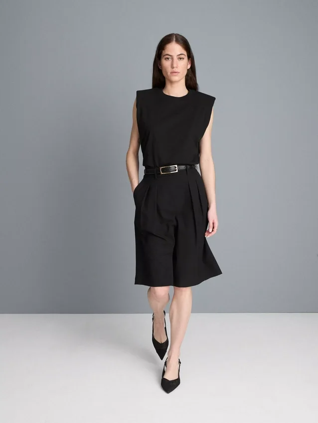 Camisola sem mangas com ombros acolchoados