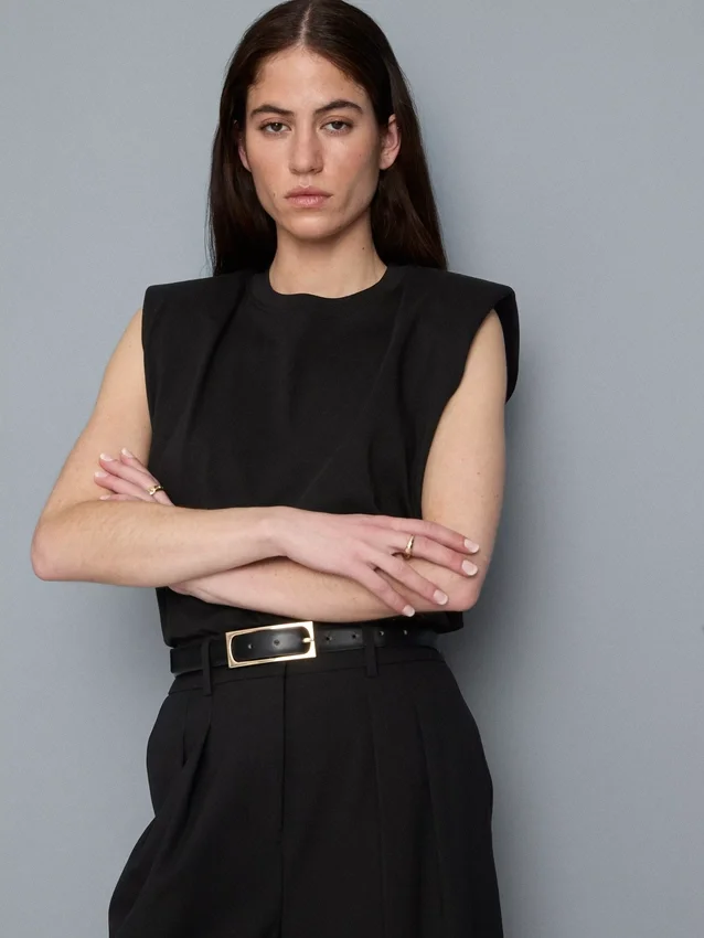 Camisola sem mangas com ombros acolchoados