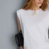 Camisola sem mangas com ombros acolchoados