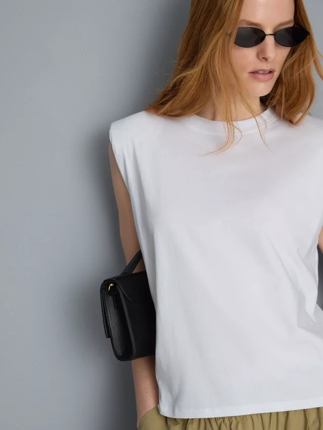 Camisola sem mangas com ombros acolchoados